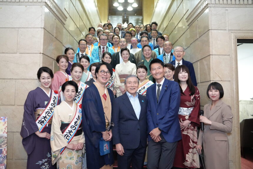 重要文化財 三井本館の大階段に並ぶ老舗フェスティバル2026 前夜祭の参加者