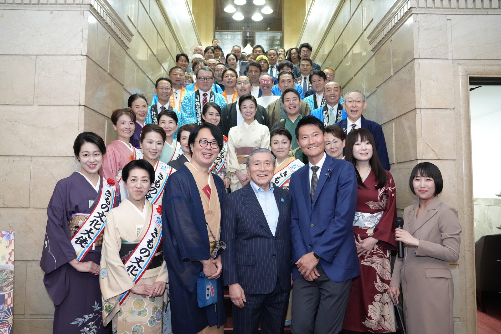 重要文化財 三井本館の大階段に並ぶ老舗フェスティバル2026 前夜祭の参加者