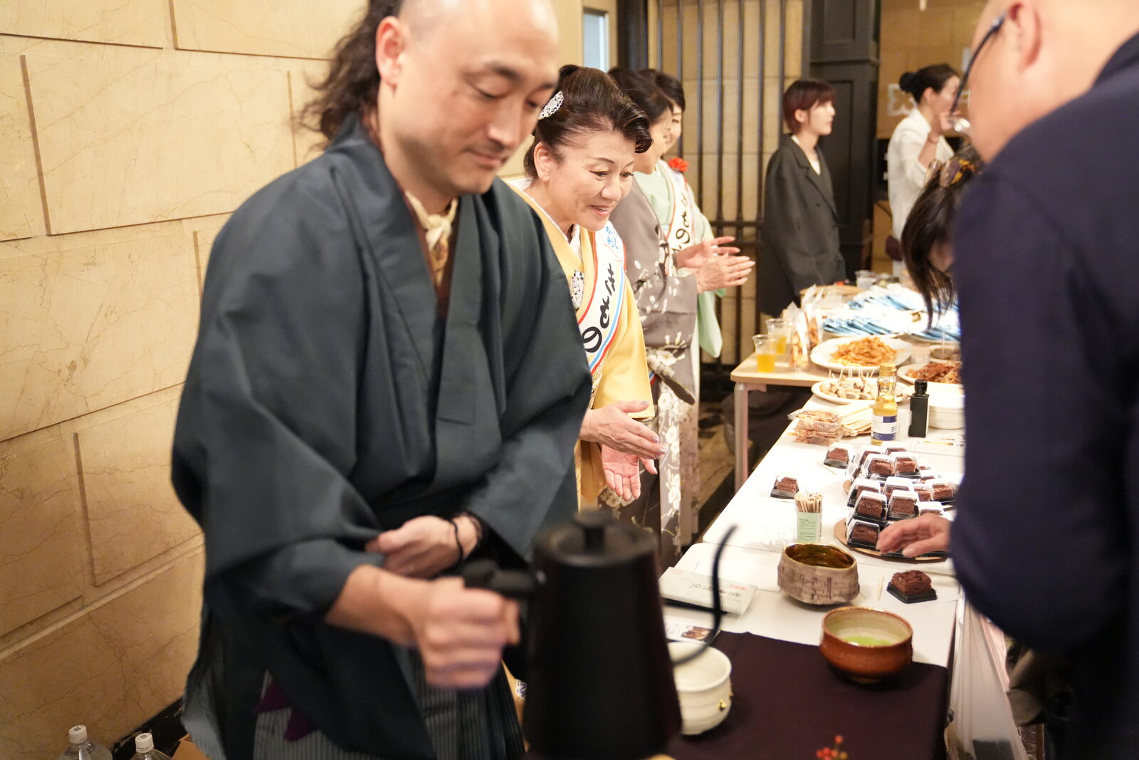 前夜祭会場でふるまわれた老舗の和菓子と石州流片桐宗猿派によるお点前の様子